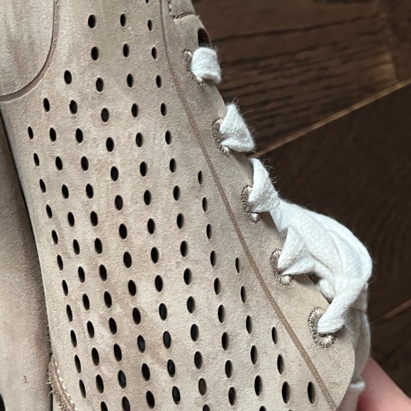 Sneakers - Picture 2 of 7